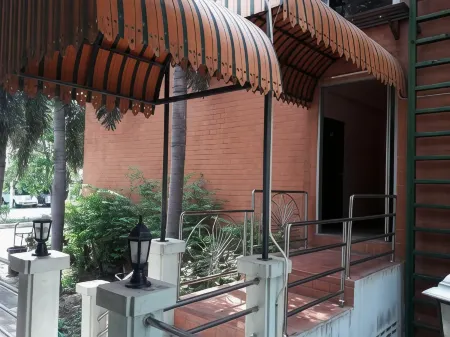 Rawanda Resort Hotel Отели рядом с достопримечательностью «Phra Prang Sam Yot»