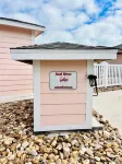 Rockport Cottage- awesome location + pool & 5 min from shopping and the beach!!!