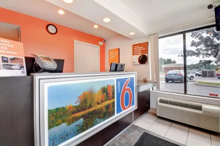 Motel 6 Southington, CT - Hartford Отели рядом с достопримечательностью «Karabin Farms»