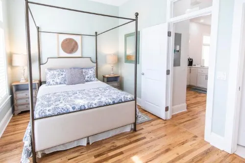 Charming Beach Retreat with Golf Cart and Access to Pools - Inviting Oasis Hotels in Sunnyside