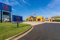 Motel 6 Clarksville, TN