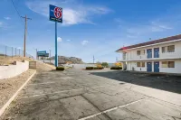 Motel 6 Wendover, UT - parking