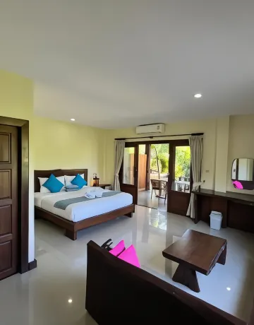 ห้องดีลักซ์ เตียงใหญ่ พร้อมวิวสระว่ายน้ำ