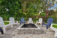 King bed Crystal Lake Mchenry Cary Cozy Hotels in Algonquin Township