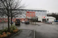 Ramada by Wyndham Wakefield - parking