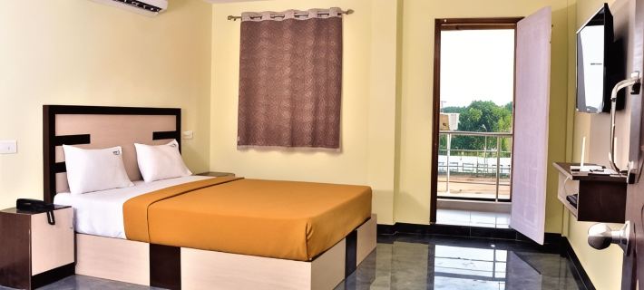 Srirathna Temple View Inn Hotels in Thanjavur