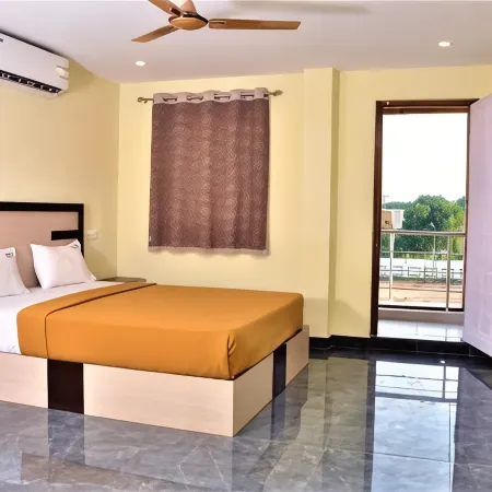 Srirathna Temple View Inn Отели в г. Танджавур