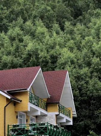 Larch Boutique Hotel Отели рядом с достопримечательностью «Три измерения»