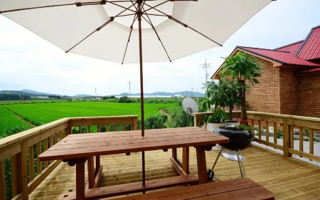 Gochang Merpang Pension Отели рядом с достопримечательностью «Gochang Seonunsa Baekpa Yulsa Monument»