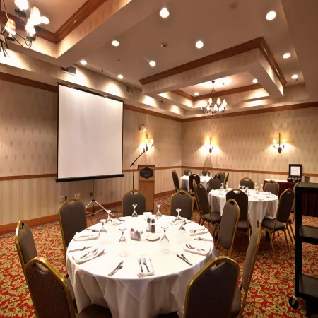 Coshocton Village Inn & Suites Отели в г. Кин Тауншип