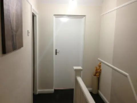 Double with Shared Bathroom Sleeps 1-2 Located 5 Minutes from Heathrow (Dsbyr)