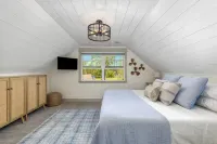 Gorgeous Cottage on Wabasis Lake. Pontoon included & pet friendly! Hotels in Oakfield Township