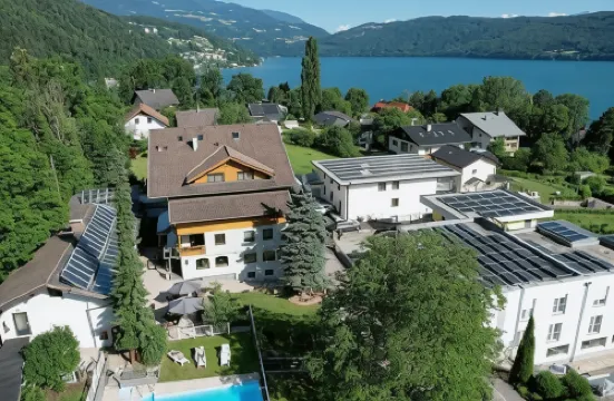 ฟามิเลียนโฮเทล ซไตน์ดึล