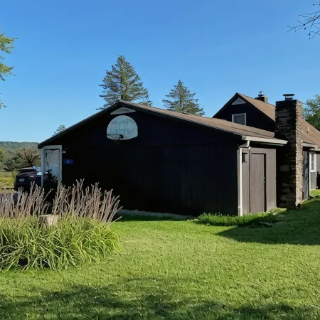 Charming 3-bedroom country house with AC, WiFi near Ski Sawmill