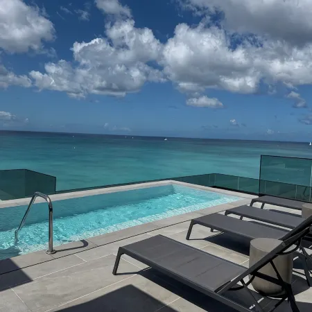 Luxurious Oceanfront Condo with Rooftop Pool on Brighton Beach– Sleeps 4