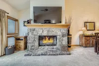 Lux 3/3 Chalet! 4 Min Walk to Quicksilver Lift & Main STPRIVATE Hot TUB"