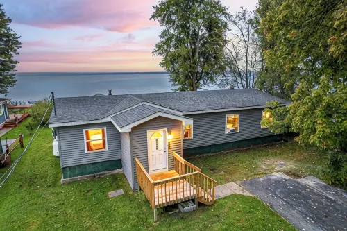 Lakefront Modern home. Gorgeous Sunsets! near Sylvan Beach - 3-Star