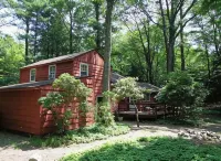 Classic Pocono Mountain Cottage in Split Rock - Country Houses