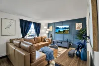 Modern Home 3 Minutes from Airport! - Homestays