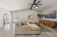 Stylish 3BR 2 Living Areas 10 Min to Airport