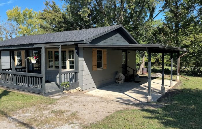 Snuggle up and relax with the whole family at this Ava home.