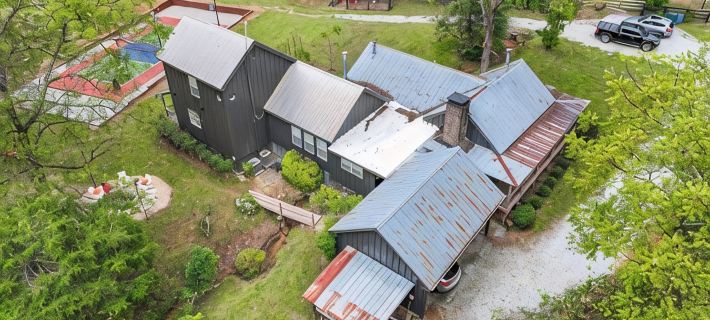 Authentic Cherokee Cabin Farm: Pickleball, Firepit, Swing, Creeks, Grills Hotels in Lumpkin County