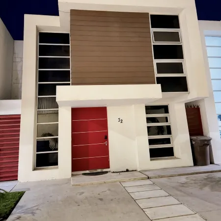 Modern house just 1 block from the beach