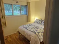 Lakefront 4-bedroom house with AC, WiFi in parklike setting on Moses Lake.