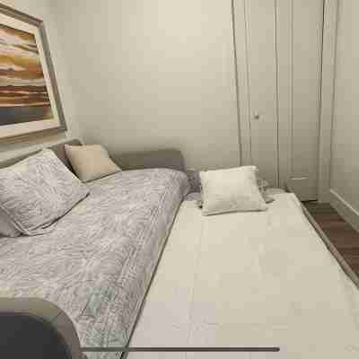 New Luxury Condo near Downtown Sarasota Sleeps 4. Pet Friendly with Gym & Pool! Rooms