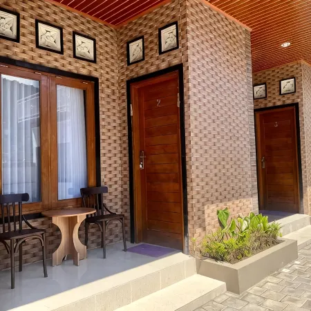 J&J Guesthouse Bedugul Отели рядом с достопримечательностью «Храм Улун-Дану»