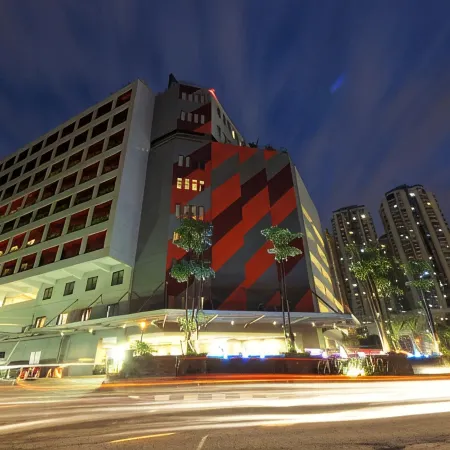 B Fashion Hotel Отели рядом с достопримечательностью «Торговый центр Central Park»