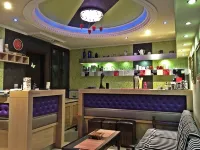 Captain's Beach Apartments - bar