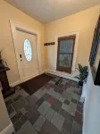 Steel Hideaway, first floor easy access, king bed, fenced yard, fast wifi - Homestays