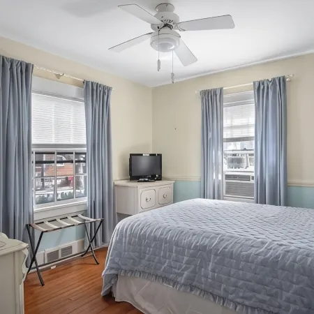 Newport, Pet Friendly 1 Bedroom Cottage. Walk to Water. Book Early & Save