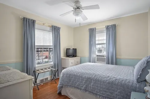 Newport, Pet Friendly 1 Bedroom Cottage. Walk to Water. Book Early & Save