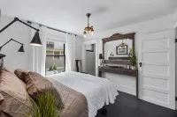 Updated South Hill Craftsman Sleeps 12! - balcony