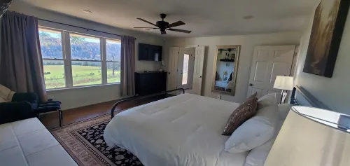 House on 25 acres with river accesss  in charming Leslie with Hottub, AC, WiFi. - Boutique