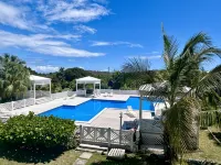 NEW! Saltwater Serenity - Poolside & Walk to Beach - Familien