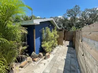Private Tropical Oasis in Coastal Paradisew Fenced Yard. - Homestays