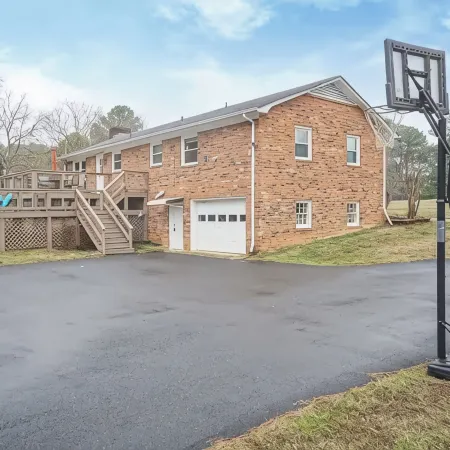 Family Retreat - 3-bedroom unit with NEW Pool, WiFi and AC in North Durham