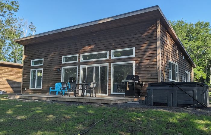 Waterfront Retreat on Annapolis Basin - Private; Hot Tub; Fully Equipped Kitchen