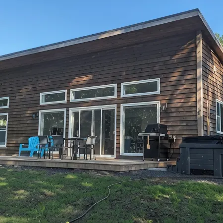 Waterfront Retreat on Annapolis Basin - Private; Hot Tub; Fully Equipped Kitchen