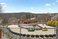 3800 sq ft of Fun! Sleeps 14 • Hot Tub • Pool Table • Pac-Man • Foosball