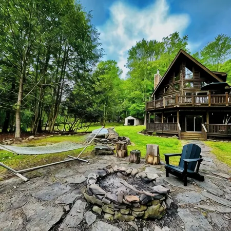 Lazy River Cabin: Private 3 Bedroom, 3 Bath Getaway on Lake Wallenpaupack