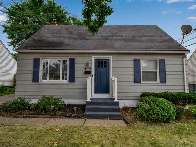 Modern Home 3 Minutes from Airport!