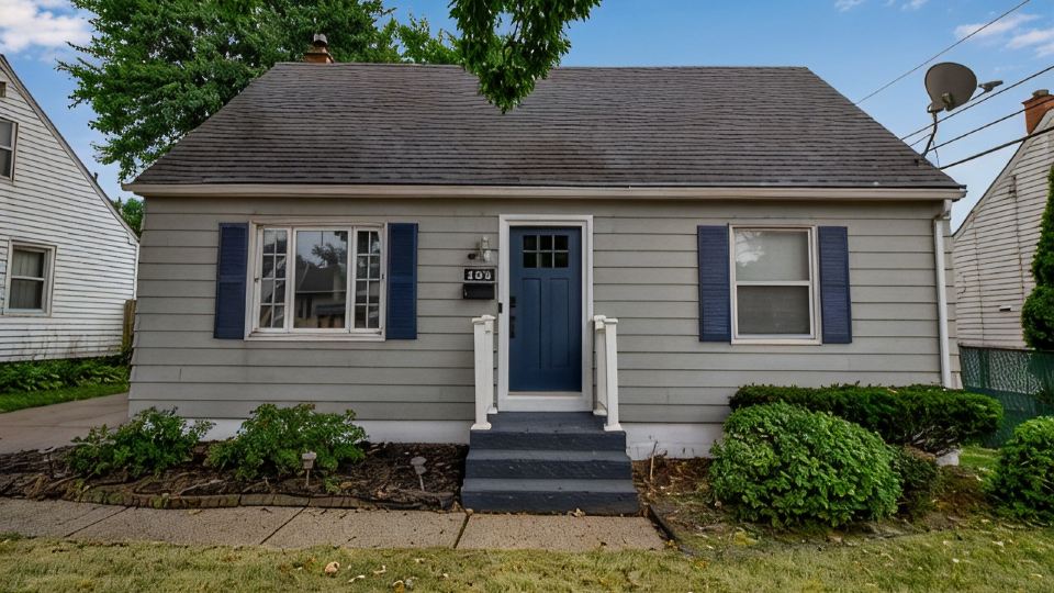 Modern Home 3 Minutes from Airport!