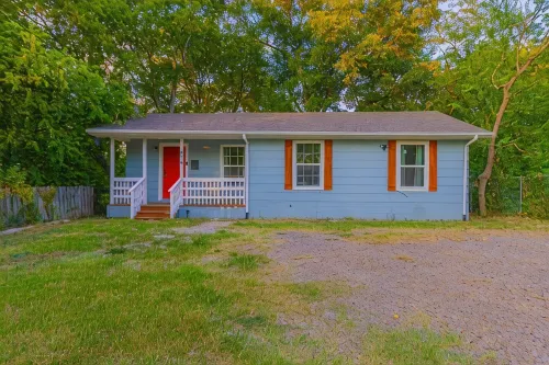 Remodeled 4-bedroom house near downtown Dallas with WiFi, AC - บังกะโล