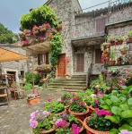 Loft with flowered courtyard in Val d'Orcia Radicofani