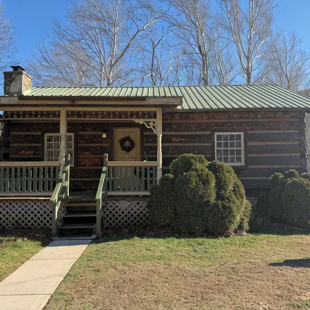 Cozy cabin in lovely Seneca Rocks WV with WiFi, smart TVs and jucuzzi tub Отели в г. Пендлтон