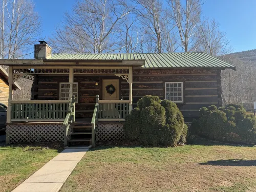 Cozy cabin in lovely Seneca Rocks WV with WiFi, smart TVs and jucuzzi tub